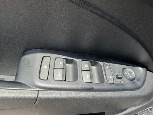 Used 2025 Hyundai Venue SEL FWD image 8