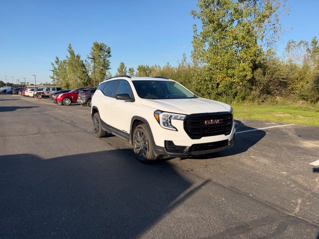 Used 2024 GMC Terrain SLE w/ Driver Convenience Package AWD/4WD image 3