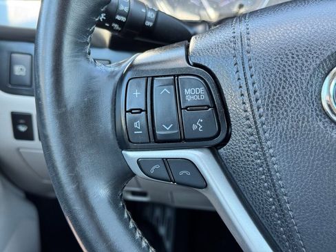 Used 2019 Toyota Highlander XLE AWD/4WD image 28