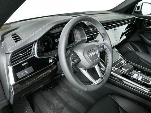 Used 2025 Audi Q8 Premium image 7