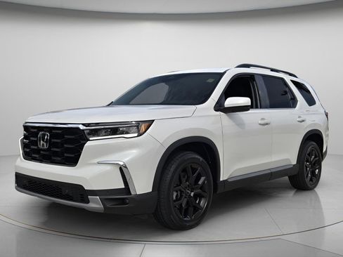 Certified 2025 Honda Pilot Touring image 9