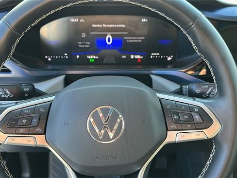 Used 2024 Volkswagen Taos SE w/ Panoramic Sunroof Package image 11