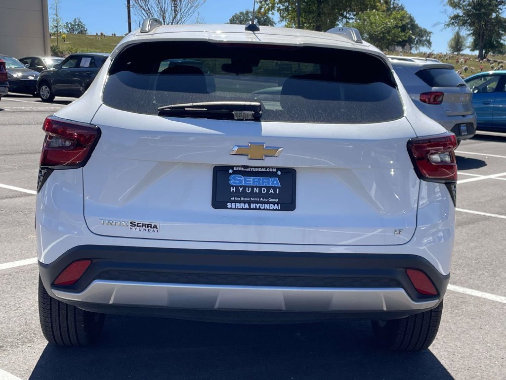 Used 2025 Chevrolet Trax LT w/ LT Convenience Package FWD image 4