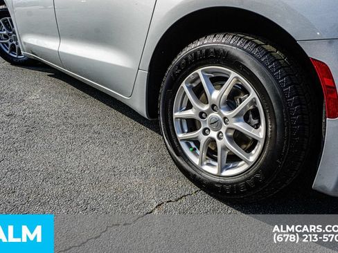 Used 2024 Chrysler Pacifica Touring-L FWD image 15