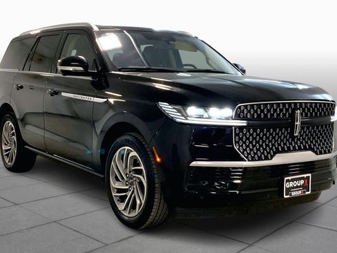 Used 2025 Lincoln Navigator Reserve image 2