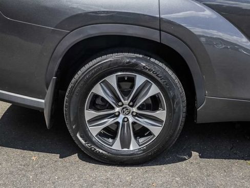 Used 2022 Toyota Highlander XLE AWD/4WD image 7