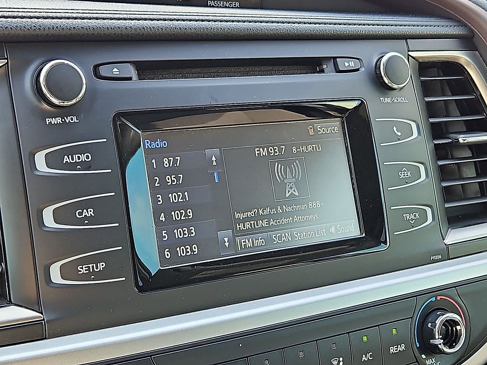 Used 2017 Toyota Highlander LE FWD image 19