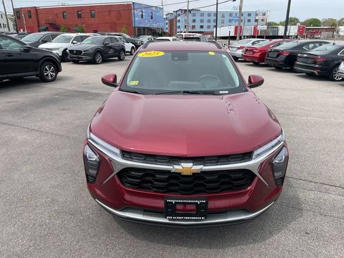 Used 2025 Chevrolet Trax LT w/ LT Convenience Package FWD image 3