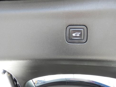 Used 2022 Buick Enclave Essence w/ Experience Buick Package FWD image 32