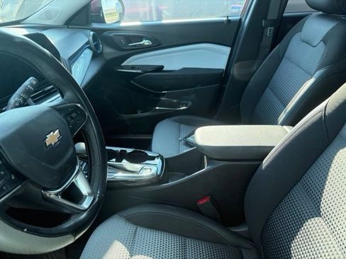 Used 2025 Chevrolet Trax LT w/ LT Convenience Package FWD image 6