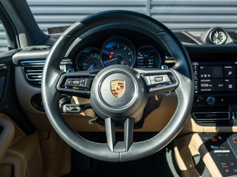 Certified 2023 Porsche Macan image 6