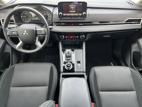 Used 2024 Mitsubishi Outlander ES image 3