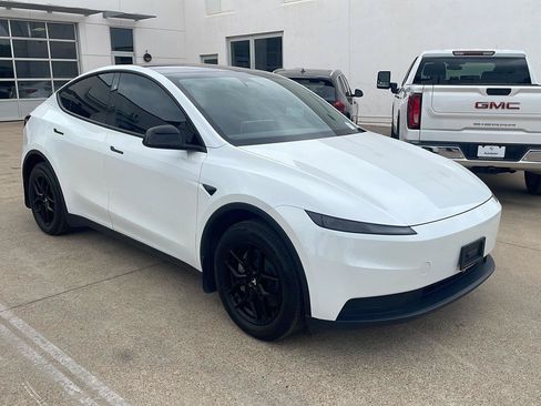 Used 2026 Tesla Model Y Long Range RWD image 3