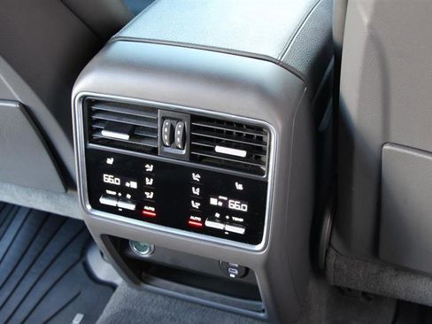 Used 2020 Porsche Cayenne image 23