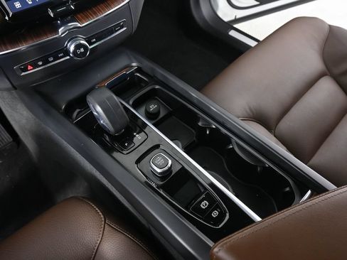 Used 2023 Volvo XC60 B5 Plus w/ Climate Package FWD image 18