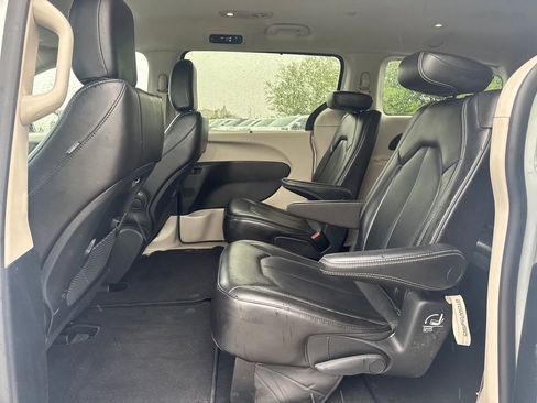 Used 2023 Chrysler Pacifica Touring-L FWD image 14
