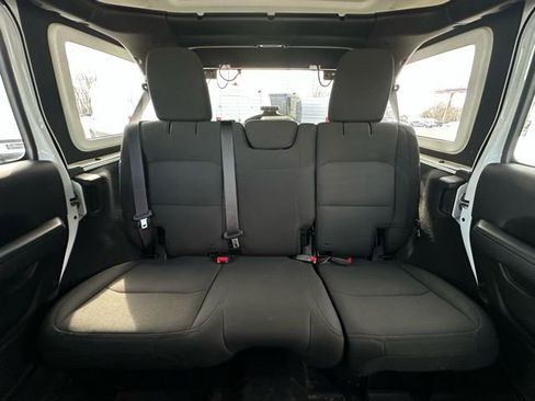 Used 2018 Jeep Wrangler Unlimited Sahara image 16