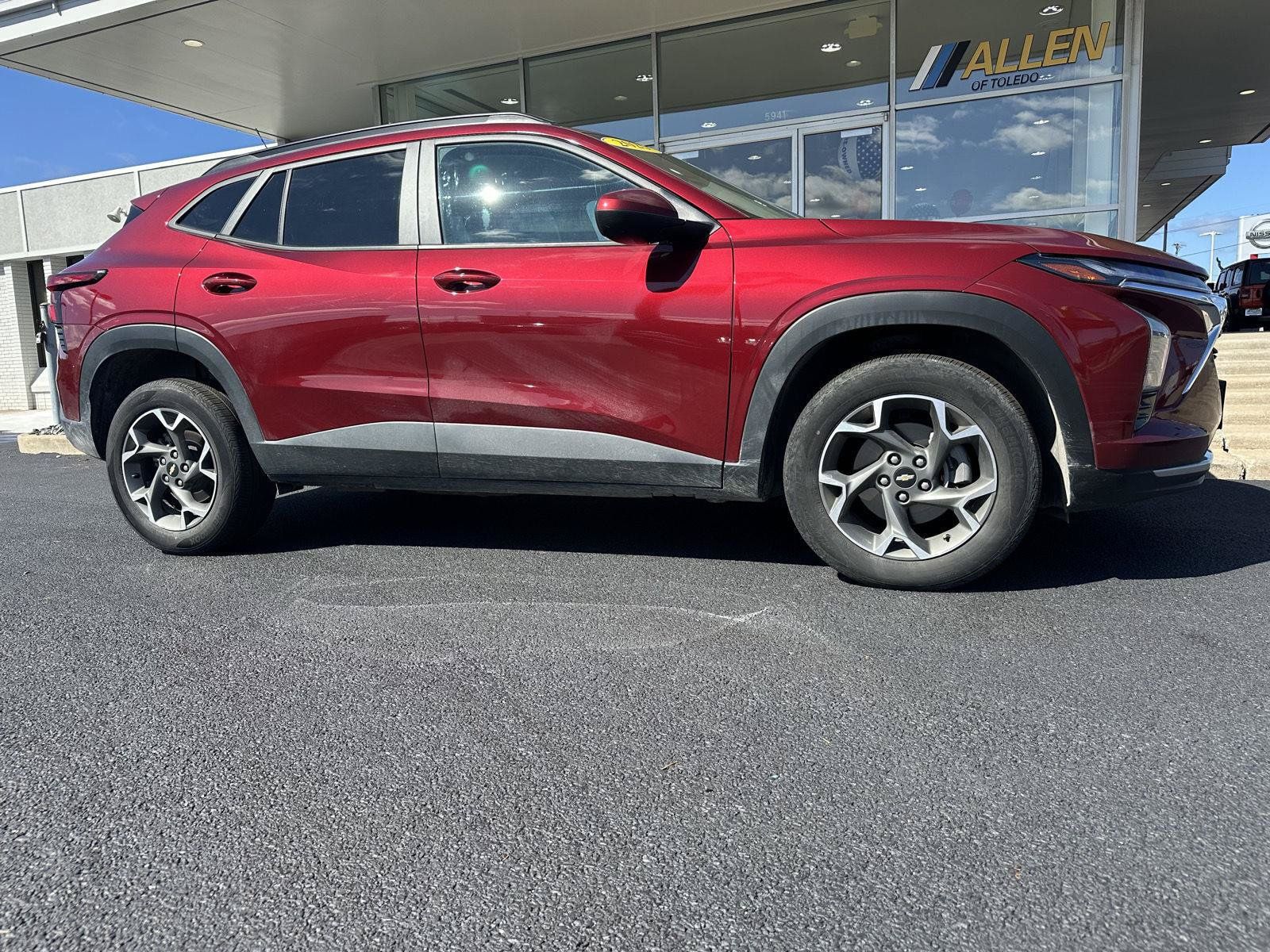 Used 2025 Chevrolet Trax LT FWD image 1