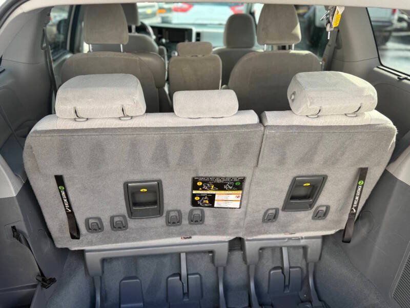 Used 2018 Toyota Sienna LE FWD image 10