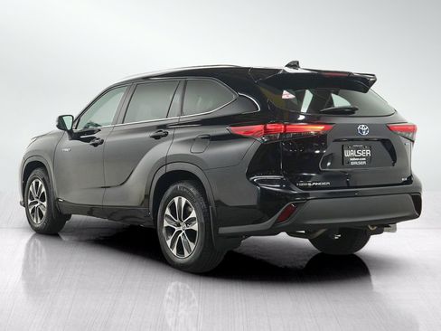 Used 2020 Toyota Highlander XLE AWD/4WD image 3