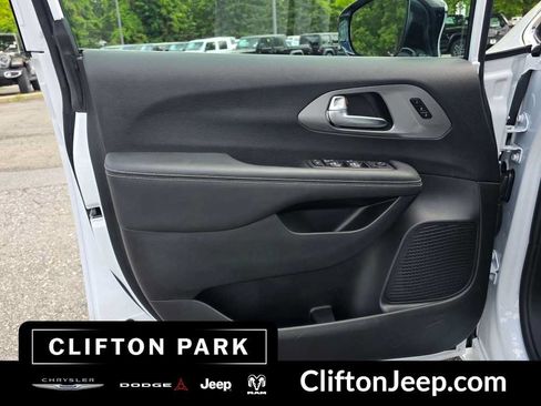 Used 2026 Chrysler Pacifica Select FWD image 9