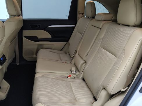 Used 2018 Toyota Highlander Plus FWD image 18