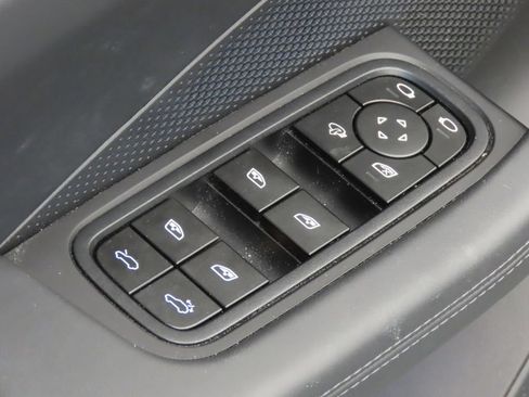 Certified 2025 Porsche Macan 4S Electric AWD/4WD image 37