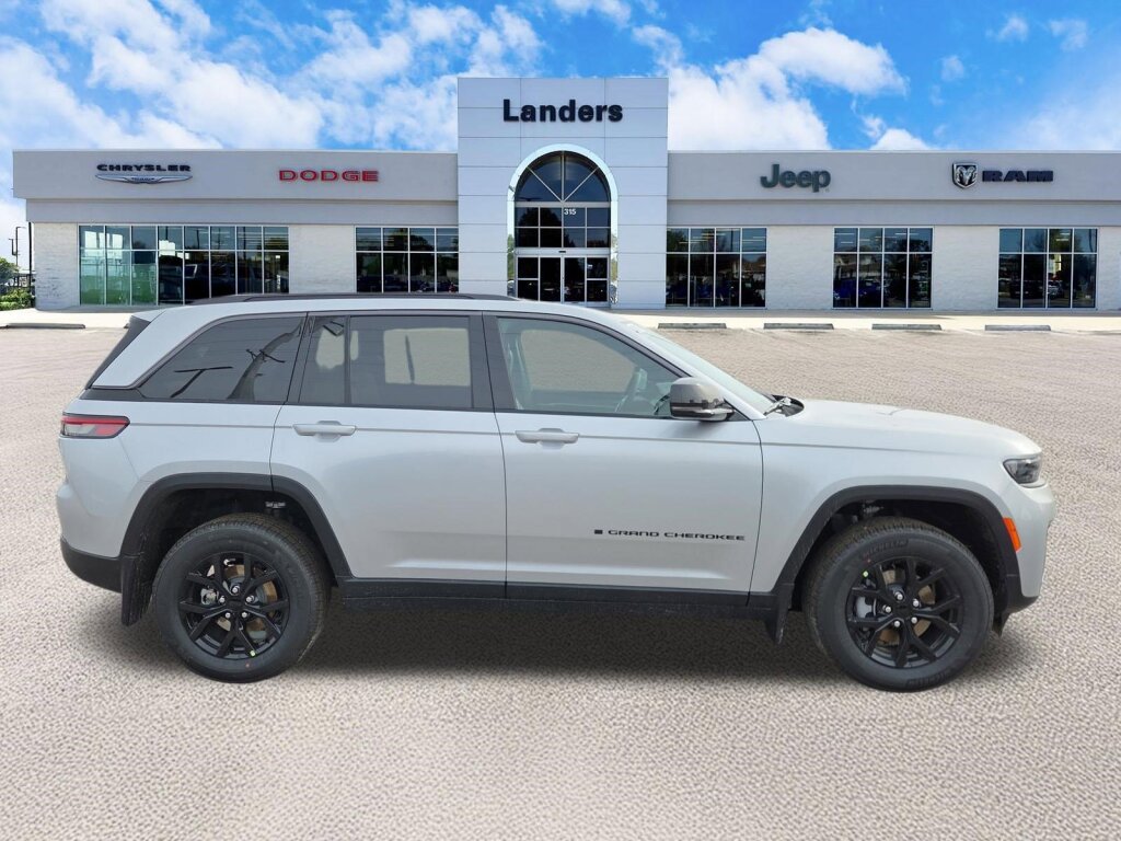 New 2026 Jeep Grand Cherokee Altitude RWD image 2