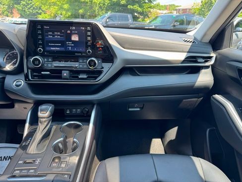 Used 2022 Toyota Highlander XLE AWD/4WD image 24