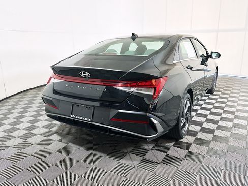 Used 2025 Hyundai Elantra SEL FWD image 3