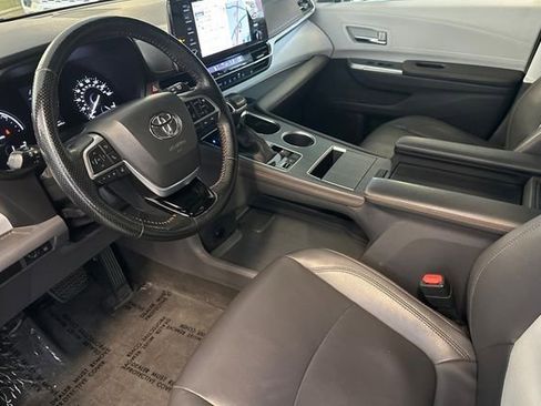 Used 2021 Toyota Sienna XSE FWD image 11