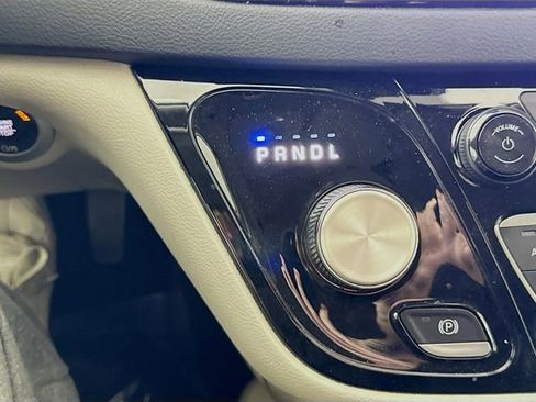 Used 2023 Chrysler Pacifica Touring-L image 16