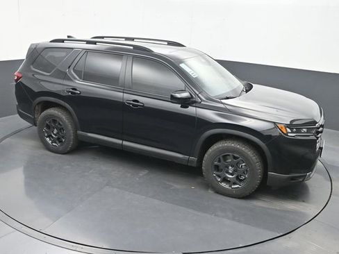 Used 2025 Honda Pilot TrailSport image 16