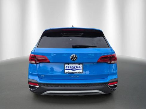Used 2023 Volkswagen Taos SE w/ Panoramic Sunroof Package FWD image 4