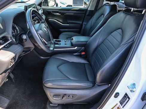 Certified 2025 Toyota Highlander XLE FWD image 11