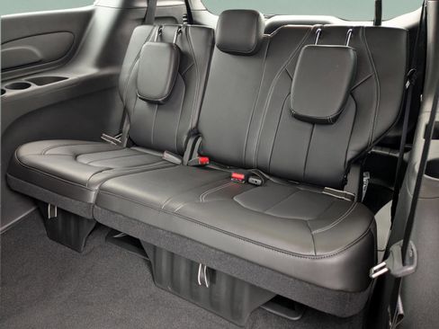 New 2026 Chrysler Pacifica Select image 14