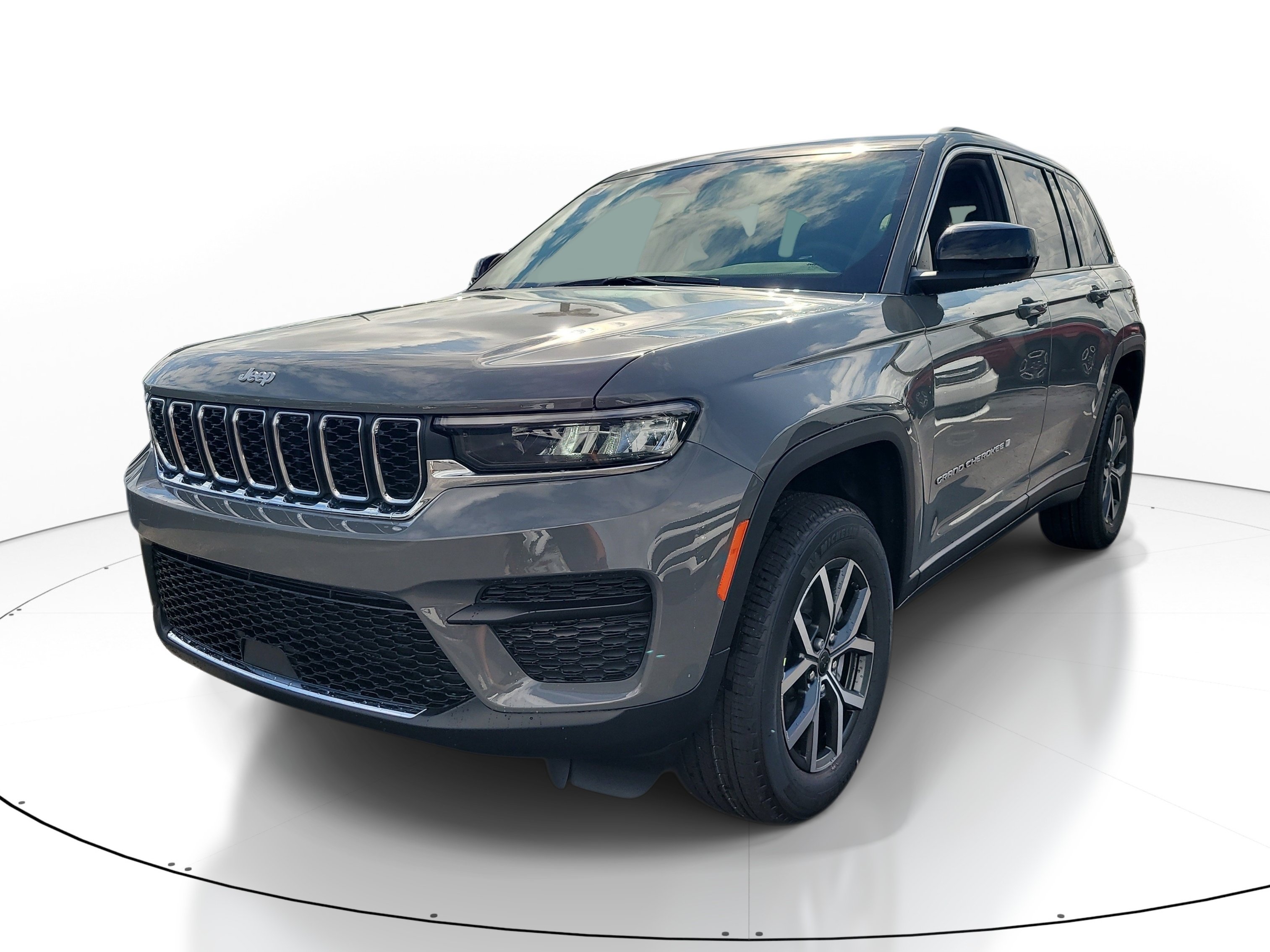 New 2027 Jeep Grand Cherokee Laredo RWD image 4