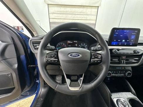 Used 2022 Ford Escape SE w/ SE Sport Appearance Package image 12