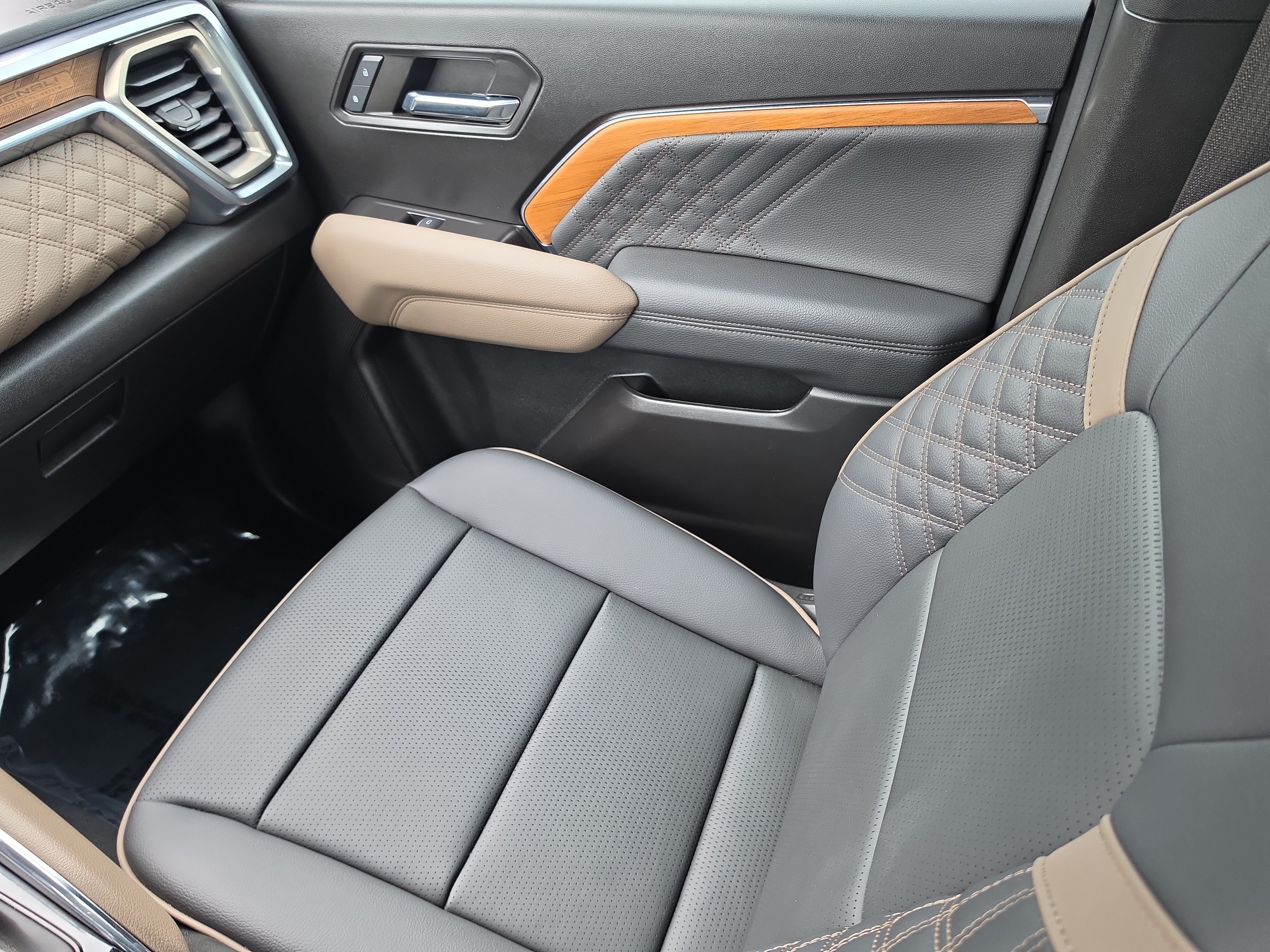Used 2024 GMC Canyon Denali AWD/4WD image 15