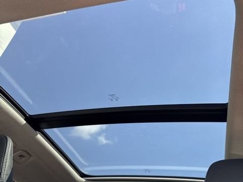 Used 2025 Volvo XC40 B5 Plus image 19