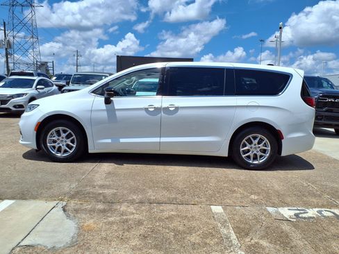 Used 2024 Chrysler Pacifica Touring-L FWD image 27