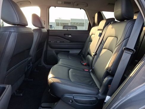 Used 2025 Nissan Pathfinder SL image 10