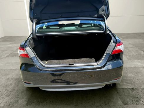 Used 2020 Toyota Camry LE w/ Convenience Package FWD image 11