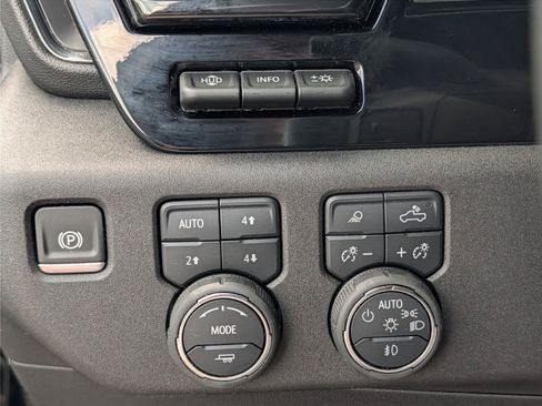 Used 2025 Chevrolet Silverado 2500 ZR2 w/ Technology Package AWD/4WD image 29