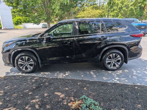 Used 2023 Toyota Highlander XLE AWD/4WD image 3