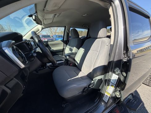 Used 2016 Toyota Tacoma SR5 w/ SR5 Appearance Package (SN) image 19