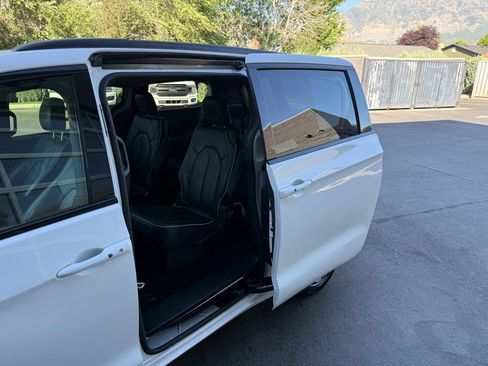 Used 2026 Chrysler Pacifica Limited w/ S Appearance Package FWD image 31