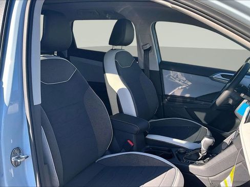 New 2026 Volkswagen Taos SE image 11