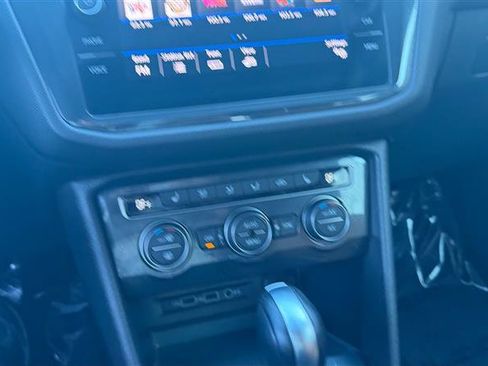 Used 2019 Volkswagen Tiguan SE AWD/4WD image 34
