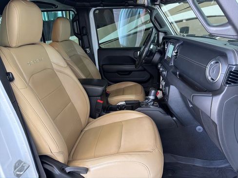 Used 2019 Jeep Wrangler Unlimited Sahara image 40